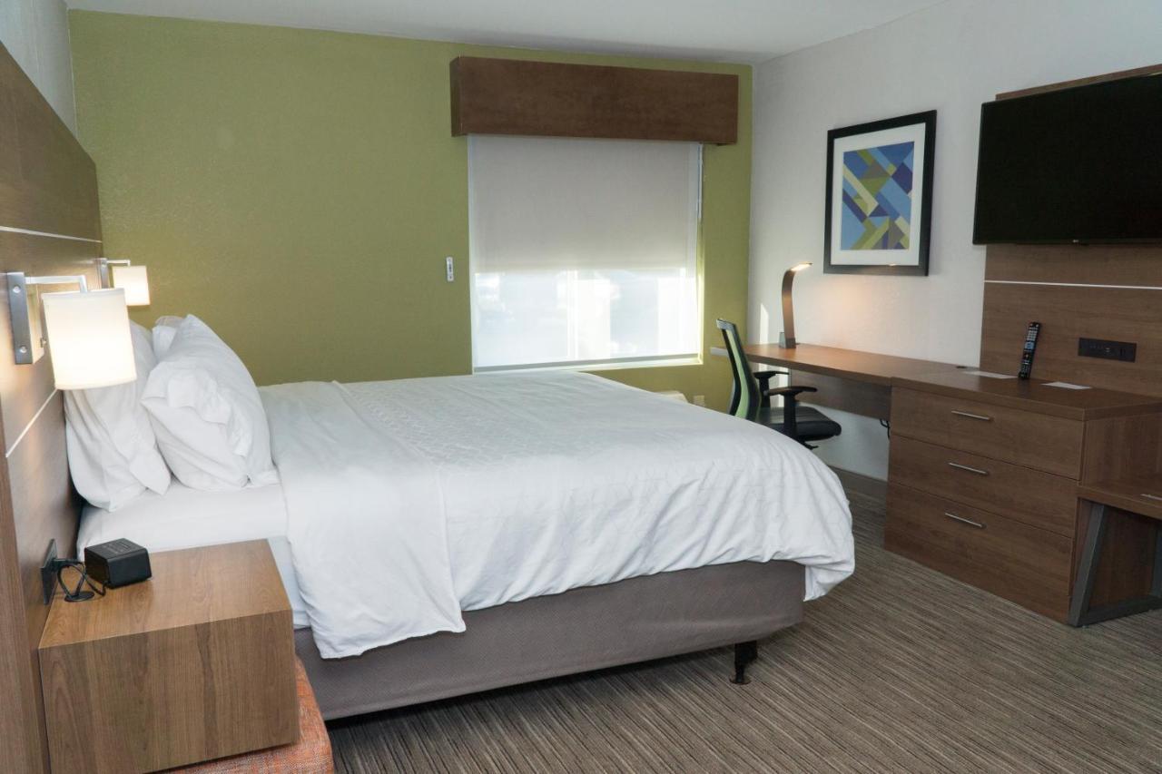 Holiday Inn Express Hotel & Suites Madison By Ihg Exterior foto