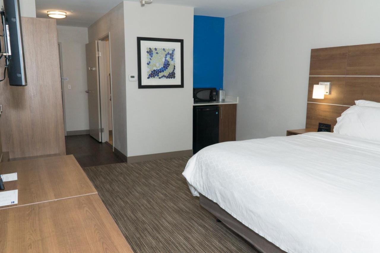 Holiday Inn Express Hotel & Suites Madison By Ihg Exterior foto