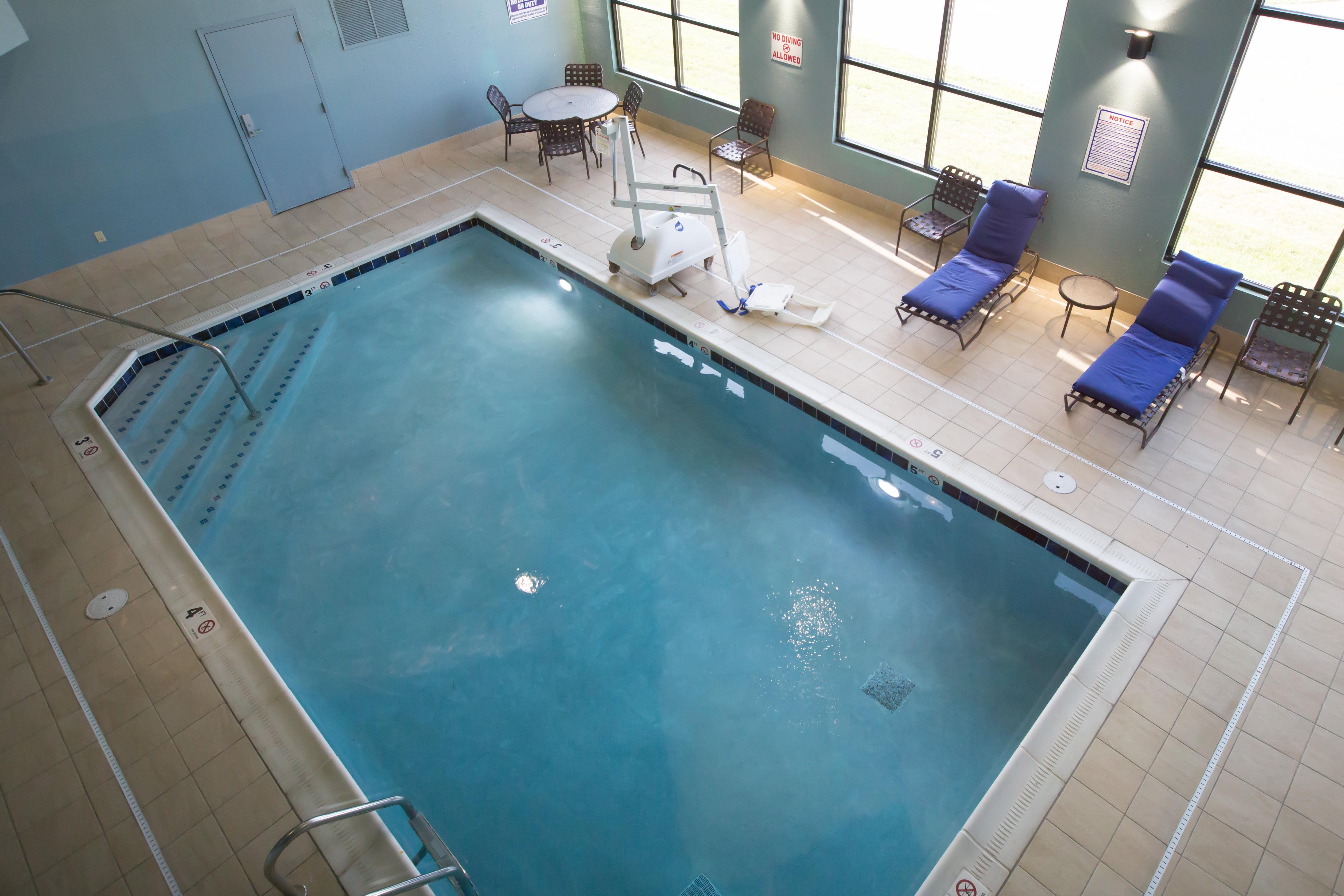 Holiday Inn Express Hotel & Suites Madison By Ihg Exterior foto