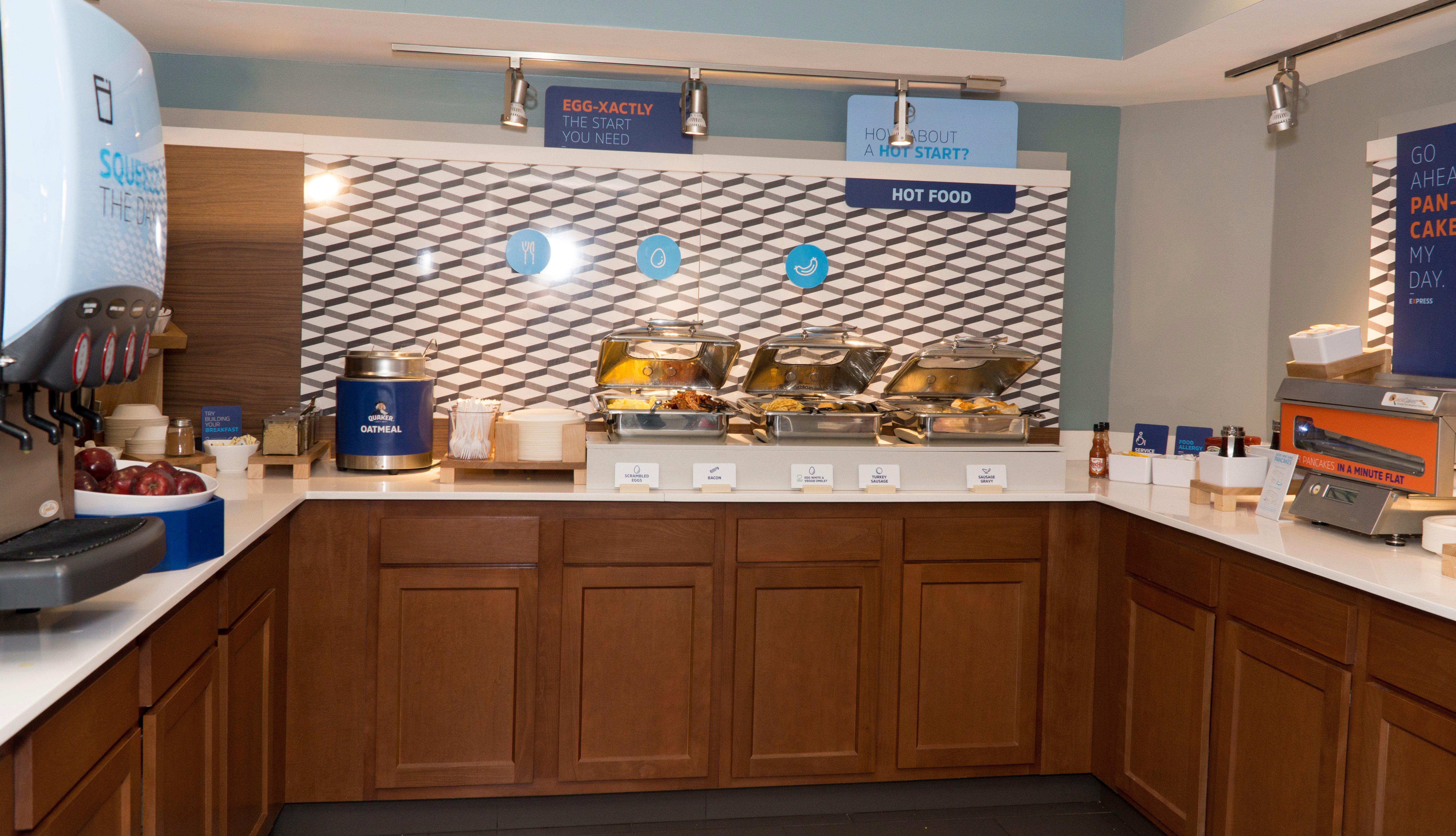 Holiday Inn Express Hotel & Suites Madison By Ihg Exterior foto