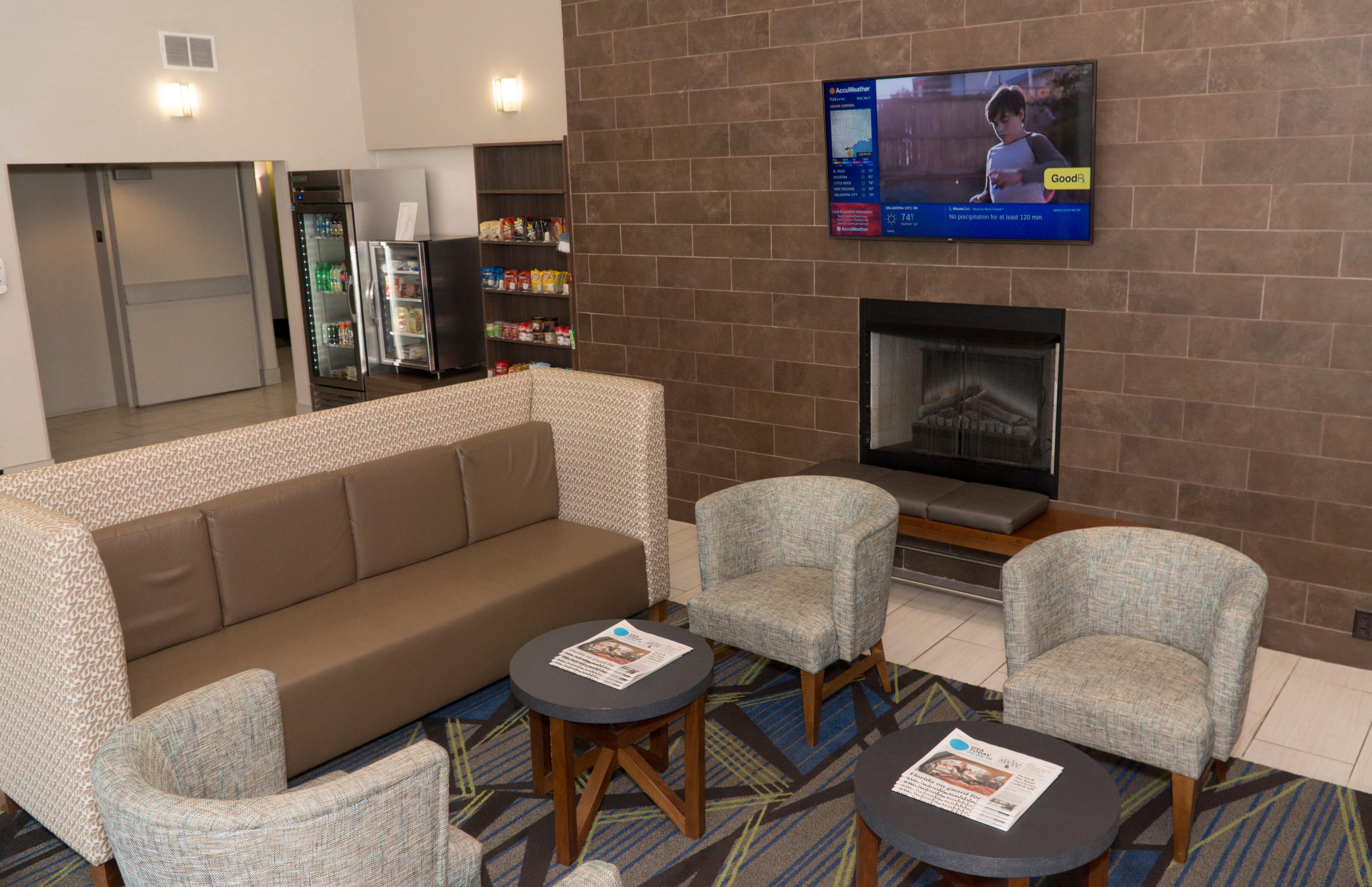 Holiday Inn Express Hotel & Suites Madison By Ihg Exterior foto