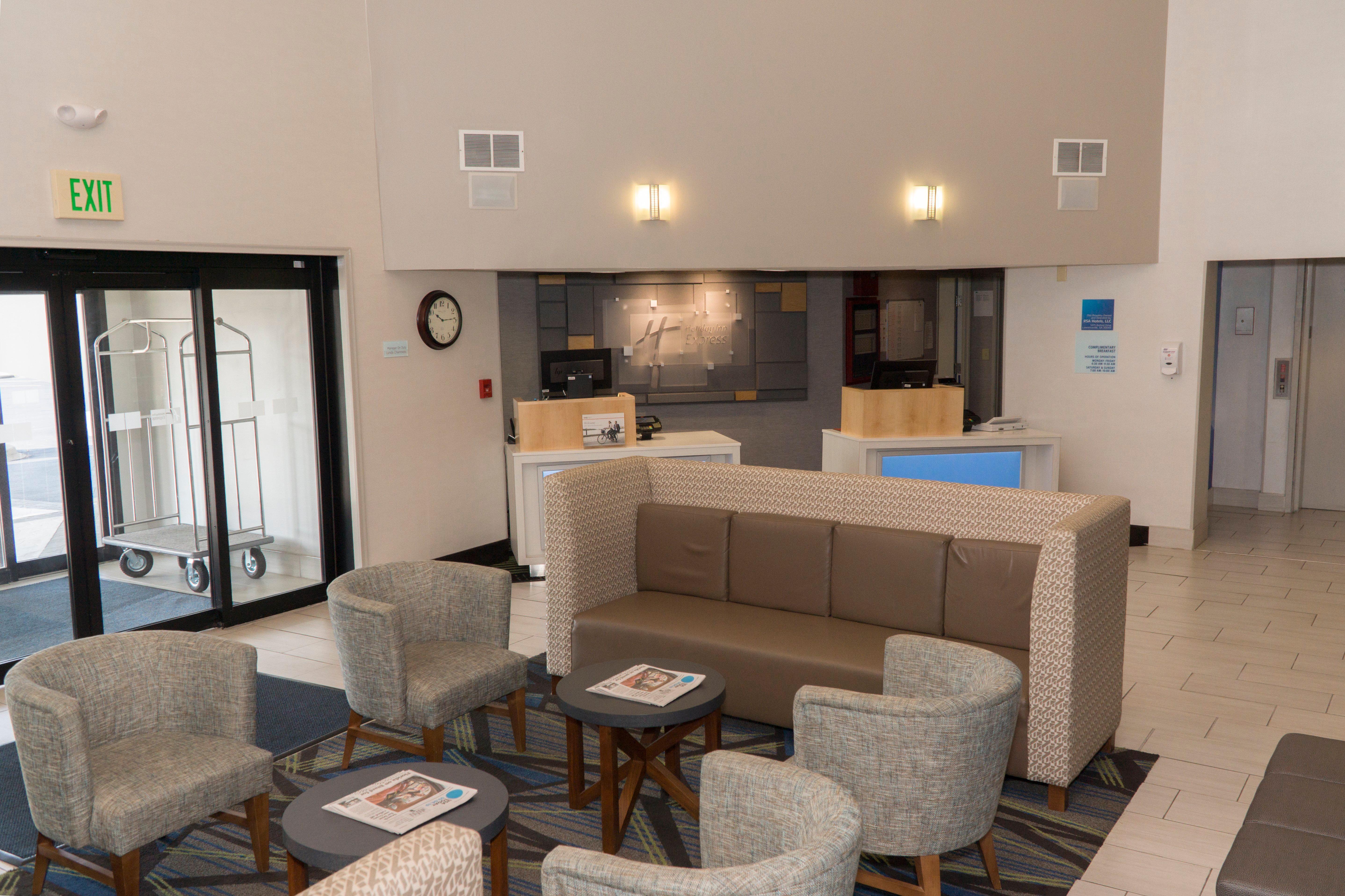 Holiday Inn Express Hotel & Suites Madison By Ihg Exterior foto