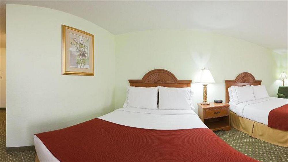 Holiday Inn Express Hotel & Suites Madison By Ihg Exterior foto
