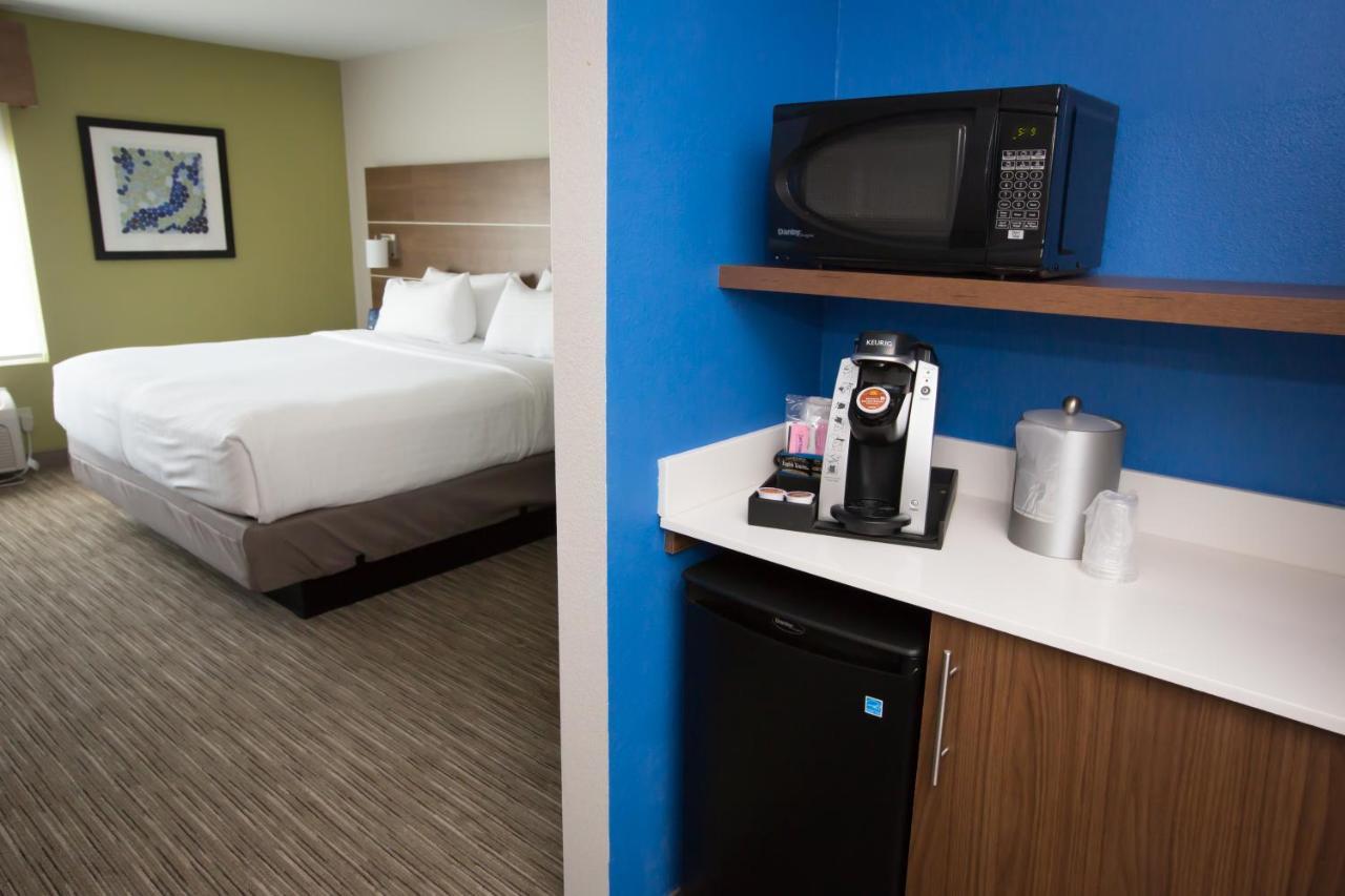 Holiday Inn Express Hotel & Suites Madison By Ihg Exterior foto